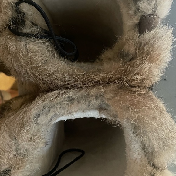WORN ONCE REAL FUR BOOTS. PERFECT FOR WINTER. COZY AND FASHIONABLE - Picture 4 of 5